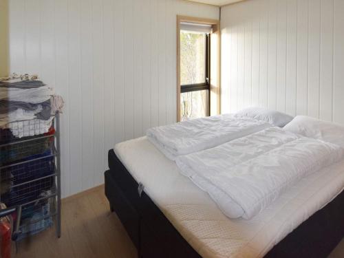 En eller flere senge i et værelse på 5 star holiday home in stokmarknes