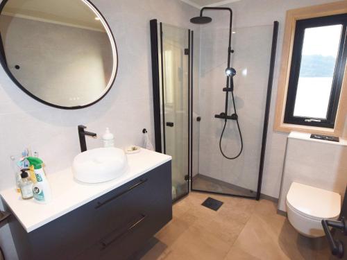 Et badeværelse på 5 star holiday home in stokmarknes