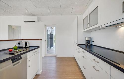 Η κουζίνα ή μικρή κουζίνα στο 2 Bedroom Amazing Home In Rødby