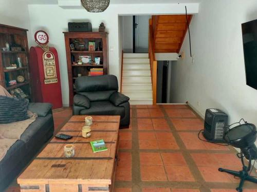 un salon avec un canapé et une table basse dans l'établissement Idéal compromis entre appartement et maison CAMBO, à Cambo-les-Bains