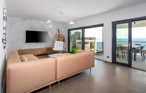 Μια τηλεόραση ή/και κέντρο ψυχαγωγίας στο 4 Bedroom Lovely Home In Crikvenica