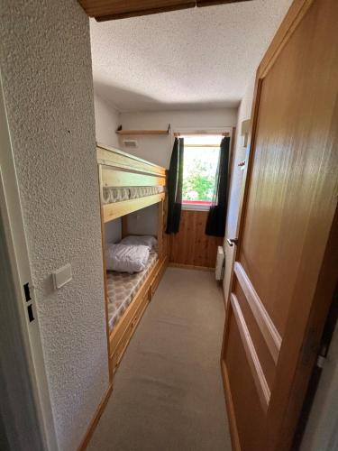 un petit couloir avec un lit superposé dans une chambre dans l'établissement Appartement bonne situation ,exposition, à Saint-Chaffrey