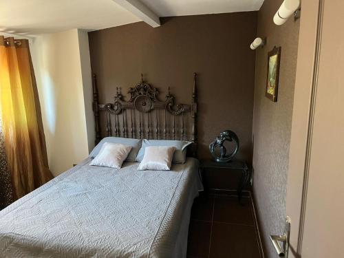 une chambre avec un lit avec deux oreillers dessus dans l'établissement appartement, à Villemomble