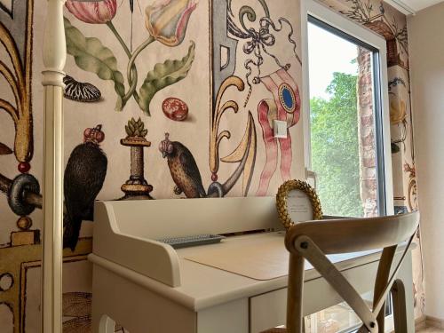 ein Heimbüro mit einem Schreibtisch und einem Fenster in der Unterkunft Villa Pauline - FeWo Bretagne in Bad Sooden-Allendorf