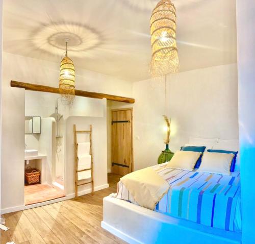 Ένα ή περισσότερα κρεβάτια σε δωμάτιο στο La Casa D'Ange Bergerie 5 étoiles de Luxe Piscine chauffée