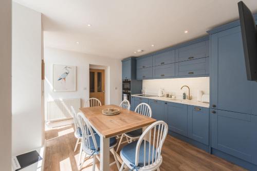 Una cocina o cocineta en Wylfa The Upper House & The Hide By Birch Stay