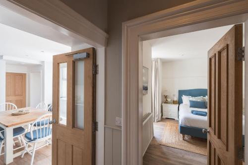 Una cama o camas en una habitación de Wylfa The Upper House & The Hide By Birch Stay