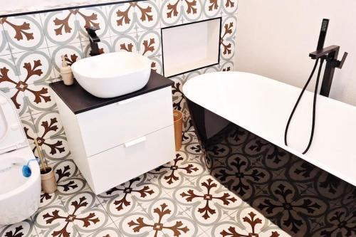 a bathroom with two sinks and a mirror at Pineview Lempes in Braşov