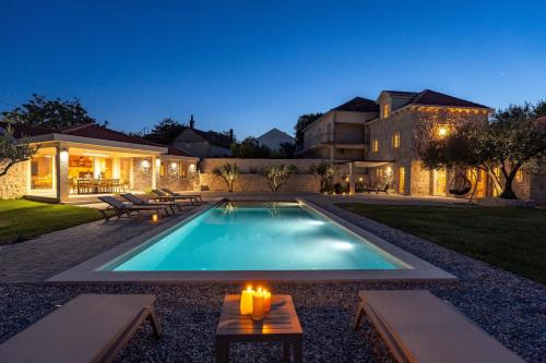 Holiday house Mara with 4 bedrooms, private pool, summer kitchen, panoramic valley views