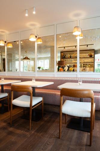 a restaurant with two tables and chairs and a counter at Hotel Villa Bonnie in Knokke-Heist