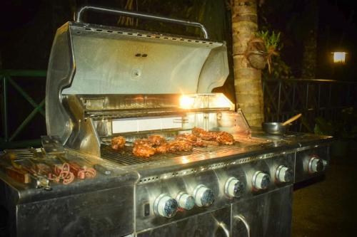 PolatagamaPolatagama Jungle Eco Resort的烤架上烤鸡