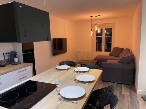 une cuisine et un salon avec une table et des chaises dans l'établissement Le 33, à Belfort