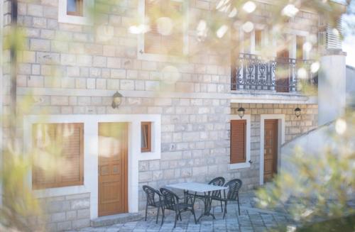Το κτήριο όπου στεγάζεται  το διαμέρισμα