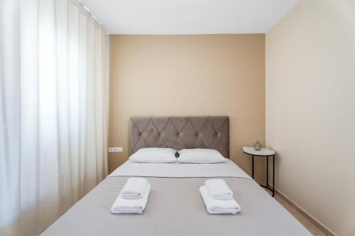 Ένα ή περισσότερα κρεβάτια σε δωμάτιο στο NK Suites