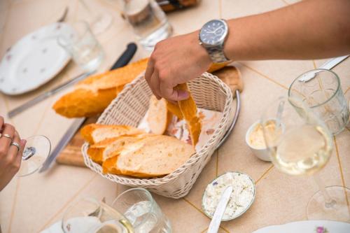 une personne tenant un morceau de pain dans un panier dans l'établissement Chambre d'hôte, à Castex