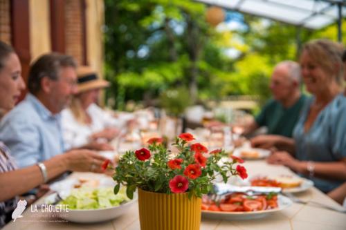un groupe de personnes assises à une table en train de manger dans l'établissement Chambre d'hôte, à Castex