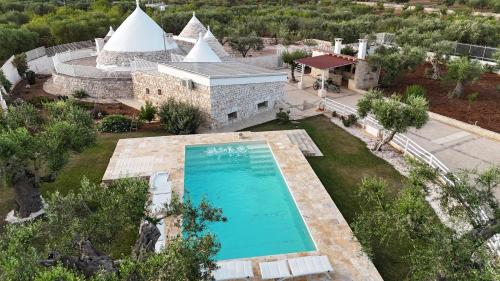 Bazén v ubytování Trulli Lisanna - Luxury Trulli With Private Pool nebo v jeho okolí