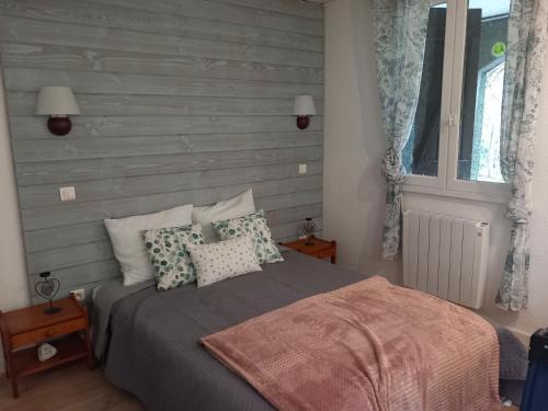 une chambre avec un lit avec des oreillers dessus dans l'établissement ArriuMage, à Bielle