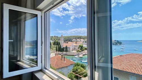 Up&Above ,New Luxury Apt, Steps from Beach and Old Town photo 2