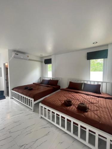 Ein Bett oder Betten in einem Zimmer der Unterkunft TANTAI 8 pool villa khaoyai