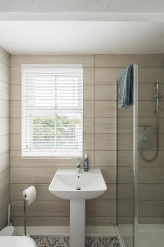 Un baño de Wylfa The Upper House & The Hide By Birch Stay