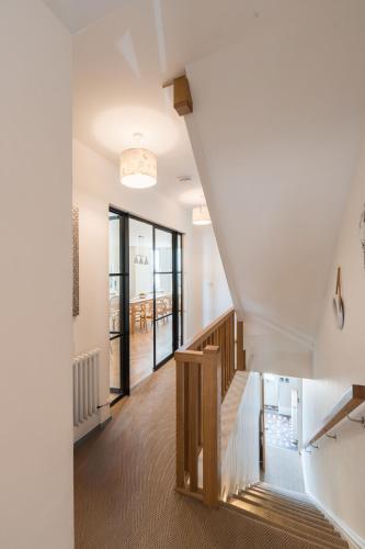 Una cama o camas en una habitación de Wylfa The Upper House & The Hide By Birch Stay
