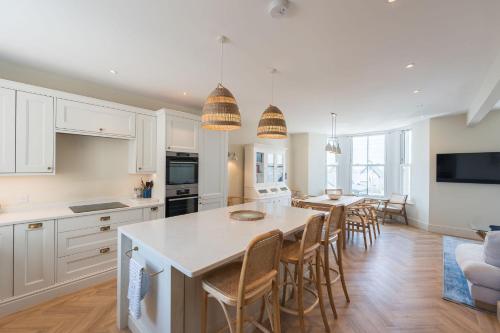Una cocina o cocineta en Wylfa The Upper House & The Hide By Birch Stay
