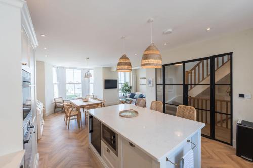 Una cocina o cocineta en Wylfa The Upper House & The Hide By Birch Stay