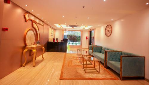 Un lugar para sentarse en Vagator Downtown By VDP