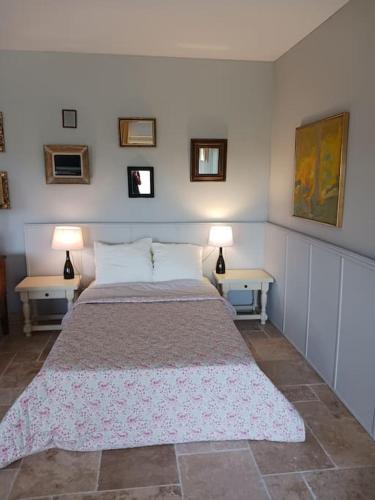 Ένα ή περισσότερα κρεβάτια σε δωμάτιο στο Gite at La Maison Forte