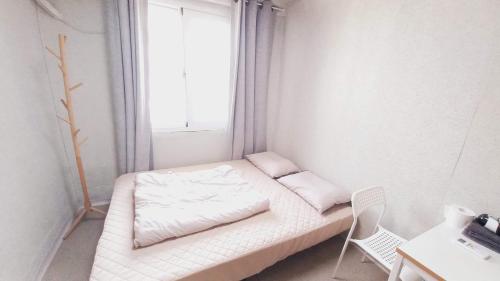 Una cama o camas en una habitación de 1975 Yurim Inn