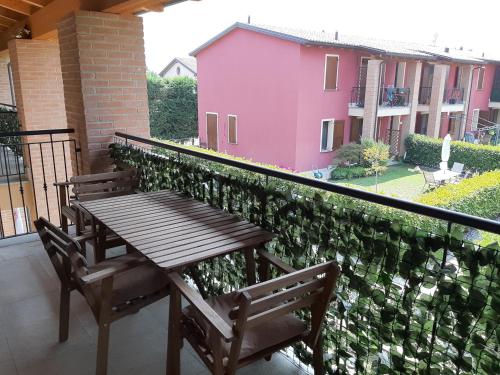 a porch with a wooden table and chairs on a balcony at Casa di Marco in Vigolante