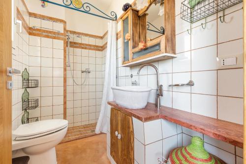 een badkamer met een wit toilet en een wastafel bij Tenuta La Cornola by BarbarHouse in Taurisano