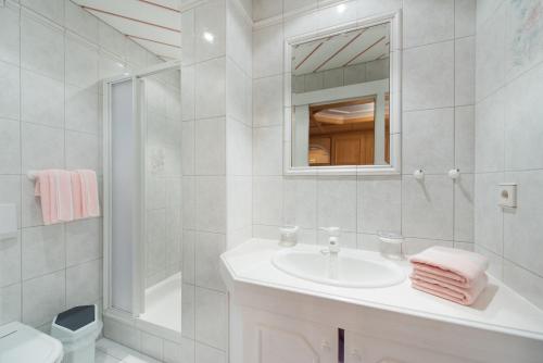 埃爾博納普的住宿－Gästehaus Bellevue，白色的浴室设有水槽和镜子