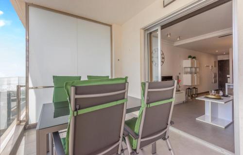 Χώρος καθιστικού στο 2 Bedroom Nice Apartment In La Mata