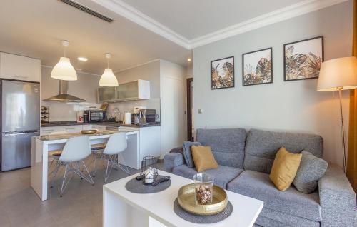 Η κουζίνα ή μικρή κουζίνα στο 2 Bedroom Nice Apartment In La Mata