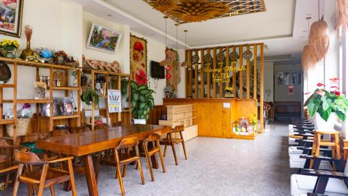 Restaurace v ubytování Phùng Thịnh Hotel