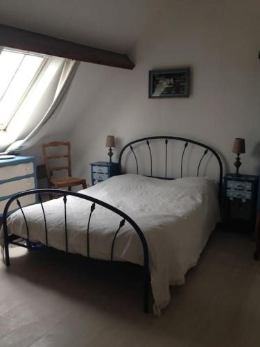 une chambre avec un lit et une fenêtre dans l'établissement Terrasse sur mer, 2 personnes, au Crotoy