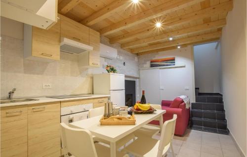 Kuchyň nebo kuchyňský kout v ubytování Stunning Apartment In Monte Isola