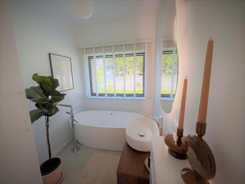 Un baño con bañera, inodoro y lavabo. en Sielanka Nadole, en Nadole