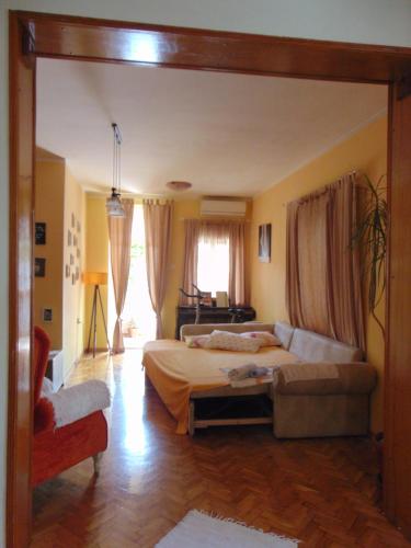 Un dormitorio con una cama y un espejo grande. en Guest House Ivan, en Budva
