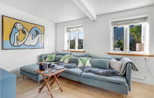 Ruang duduk di 2 Bedroom Cozy Home In Rønne