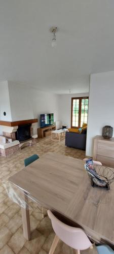 un grand salon avec une table et des chaises dans l'établissement Ô Ptits KER - 6 à 8 personnes A proximité de la mer, à Quettehou