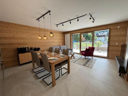 une salle à manger et un salon avec une table et des chaises dans l'établissement Le Thélème A501, T4 avec vue panoramique - Multipass inclu, à Châtel