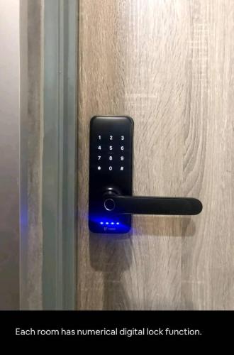 un mando a distancia negro unido a una puerta en Triple Room in King Queen Single Bukit Mertajam Alma, en Bukit Mertajam