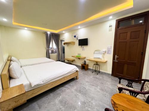 TV a/nebo společenská místnost v ubytování Phùng Thịnh Hotel