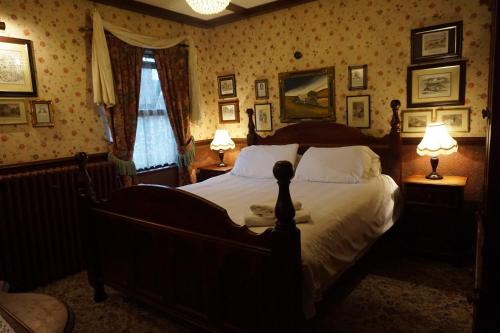 リーズにあるThe Butlers Hotelのベッドルーム1室(大型ベッド1台、ランプ2つ付)