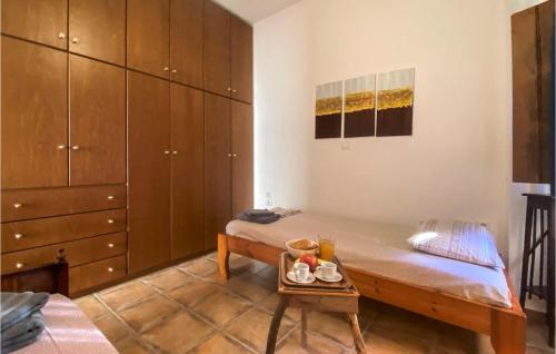 Ένα ή περισσότερα κρεβάτια σε δωμάτιο στο Lovely Home In Agios Dimitrios Mani