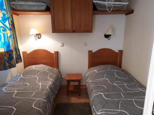 Posteľ alebo postele v izbe v ubytovaní Appt HAMEAU DU LAC avec piscine et vue sur le lac