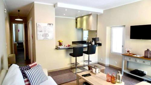 un salon avec un canapé et une table dans l'établissement Maison CENTRE CANNES 2 CHAMBRES 4 COUCHAGES, à Cannes